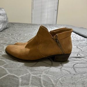 Tan ankle boots 👢